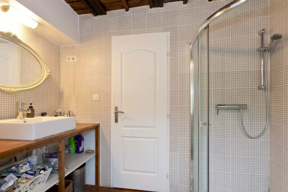 <p>Here’s another bathroom with a full shower. <br> (Airbnb) </p>