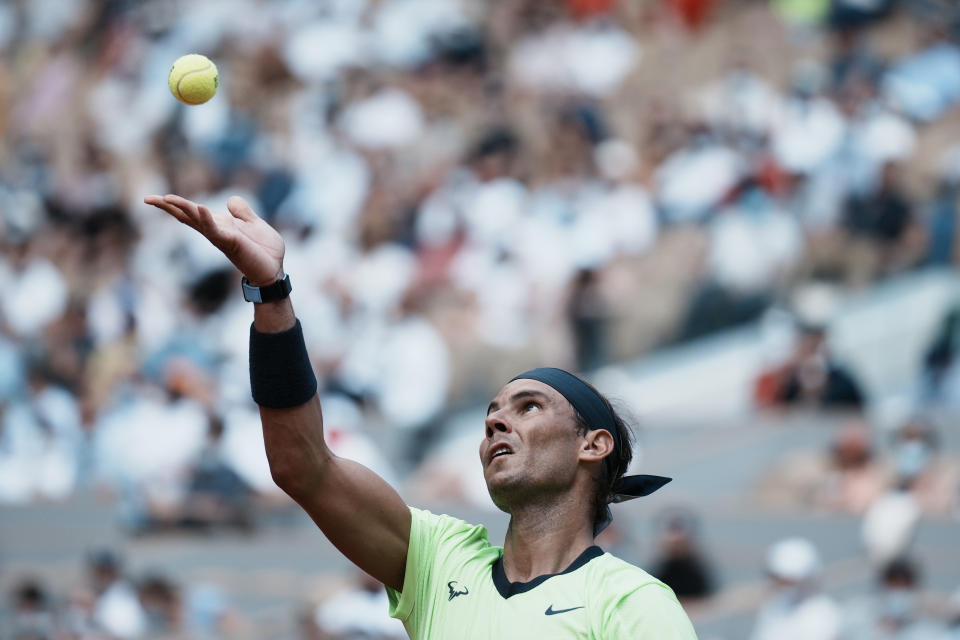 Rafael Nadal saca frente a Diego Schwartzman en los cuartos de final del Abierto de Francia, el miércoles 9 de junio de 2021, en París. (AP Foto/Thibault Camus)