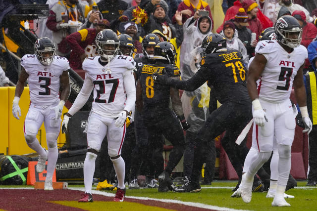 November 27, 2022: Washington Commanders quarterback Taylor Heinicke (4)  throws a pass during the NFL game between the Atlanta Falcons and the Washington  Commanders in Landover, MD. Reggie Hildred/CSM/Sipa USA(Credit Image: ©