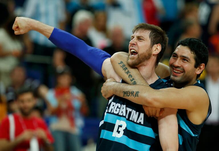 Leonardo Gutiérrez abraza a Andrés Nocioni en los Juegos Olímpicos Beijing 2008, donde logró la medalla de bronce con la selección argentina de básquetbol