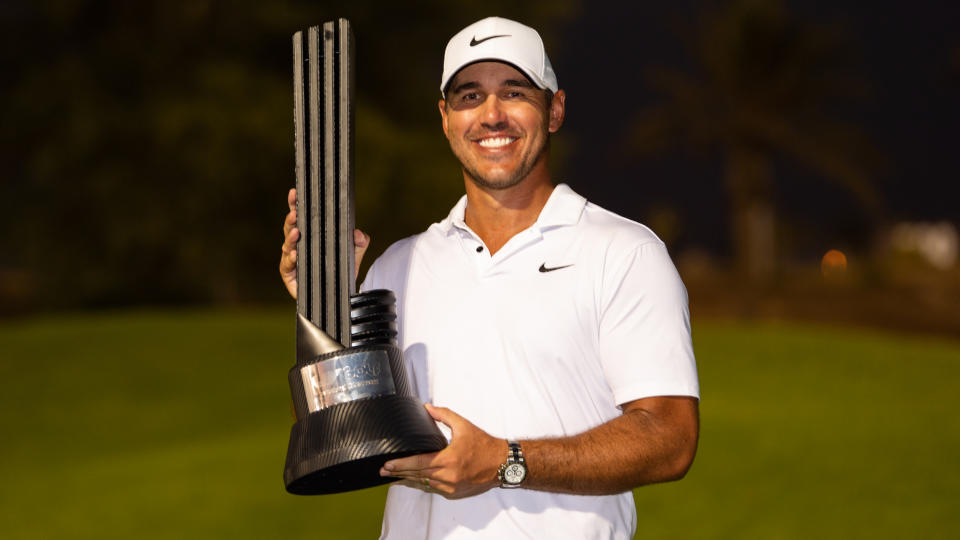 Brooks Koepka posa con el trofeo tras ganar el torneo LIV Golf Jeddah