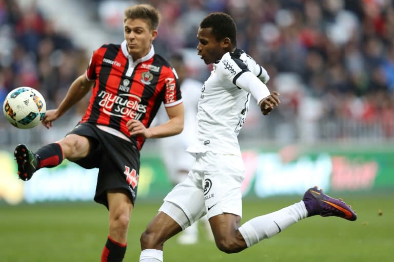 Nice's defender Arnaud Souquet (L) vies with Metz's forward Habib Diallo during the French L1 football match January 15, 2017