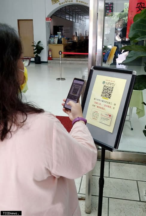 市府大門已建置完成實聯制的QRCode方便民眾、人員進出登記。（記者王世明攝）