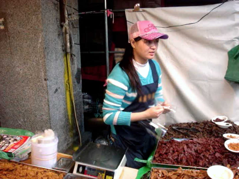 張藝玲在丈夫林運鍾入獄後，不離不棄，跑市場擺攤扶養孩子。（圖／當事人提供）