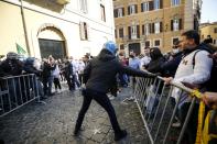 <p>La polizia ha effettuato diverse cariche quando i manifestanti hanno tentato di forzare il cordone delle forze dell'ordine. Tra i manifestanti che hanno dato vita al sit in davanti alla Camera si sarebbero infiltrati diversi gruppi di estremisti con l'obiettivo di strumentalizzare il disagio sociale e far salire la tensione. E' la lettura che arriva da fonti investigative che in queste ore stanno ricostruendo quanto avvenuto in piazza Montecitorio. (Foto Cecilia Fabiano/ LaPresse)</p> 