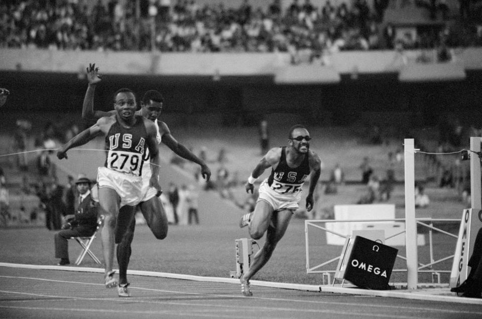 Jim Hines, ici à gauche avec le dossard 279, a remporté le 100 mètres des Jeux olympiques de Mexico. À cette occasion, il est devenu le premier sprinteur officiellement mesuré sous les 10 secondes sur la distance.