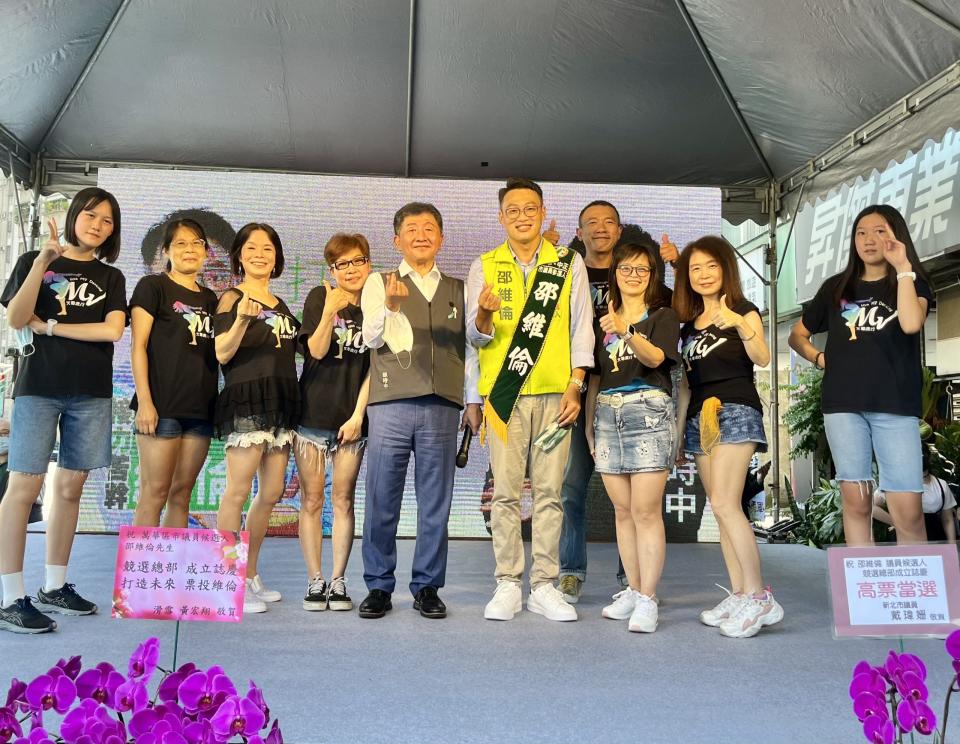 圖片說明：台北巿長候選人陳時中（中左）、巿議員候選人邵維倫（中右）與表演熱舞團員合影。（記者楊國域攝）