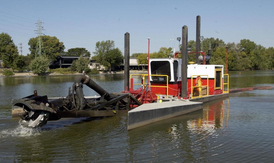 A cutterhead loosens sediment that is sucked up by a dredge pump and transported to shore by pipeline during the 2004 cleanup of Little Lake Butte des Morts.