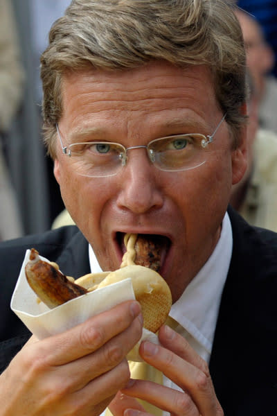 … nimmt der Außenminister den Mund auch schon mal mit einer leckeren Bratwurst zu voll. Es gibt jedoch einen Politiker, der wesentlich häufiger bei den Damen am Grill vorbeischaut. (Bild: dapd)