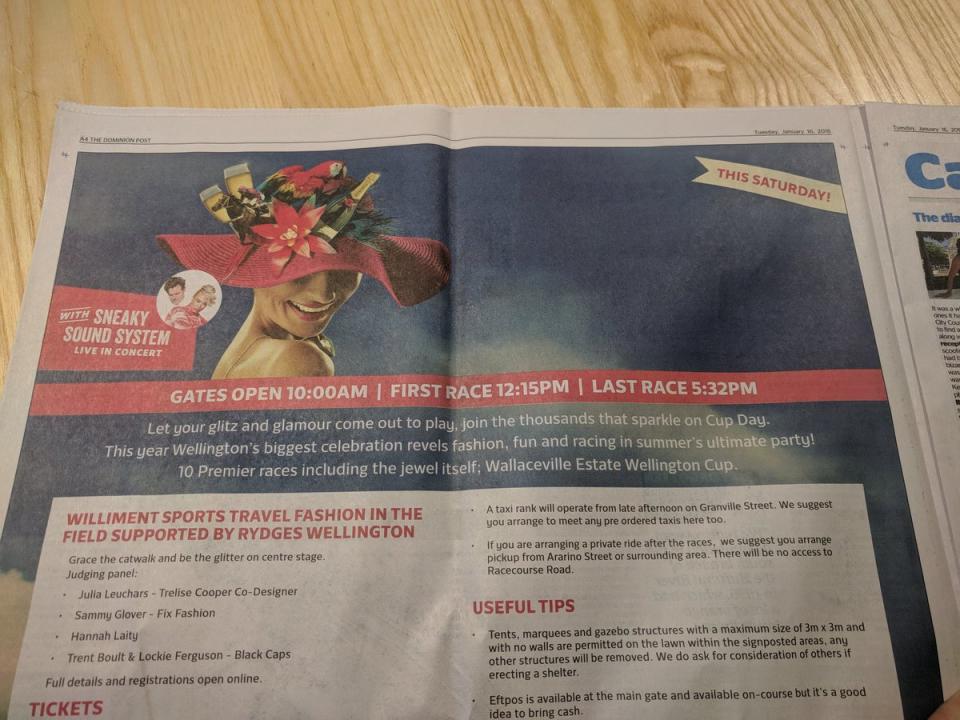 <p>Wer eine große Annonce in der Zeitung aufgibt, sollte sich auch die Mühe machen, noch einmal kurz darüber nachzudenken, ob die Werbung alle wichtigen Infos enthält. Zum Beispiel, worum es überhaupt geht. Der Name der Veranstaltung hätte vermutlich den freien Platz vor dem blauen Hintergrund füllen sollen. (Bild: Twitter/heatherwgtn) </p>