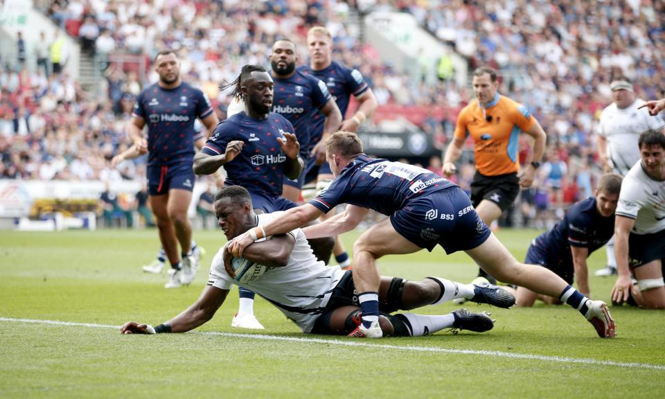 <span>Maro Itoje dives home for Saracens’ first try of the afternoon after some nifty handling from the visitors in the buildup.</span><span>Photograph: Matt Impey/Shutterstock</span>