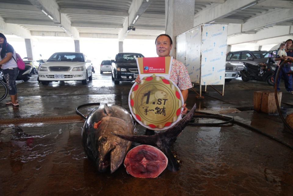 蕭受發是東港知名海鮮餐廳老闆，擁有「黑鮪魚大王」稱號。（蕭受發提供）