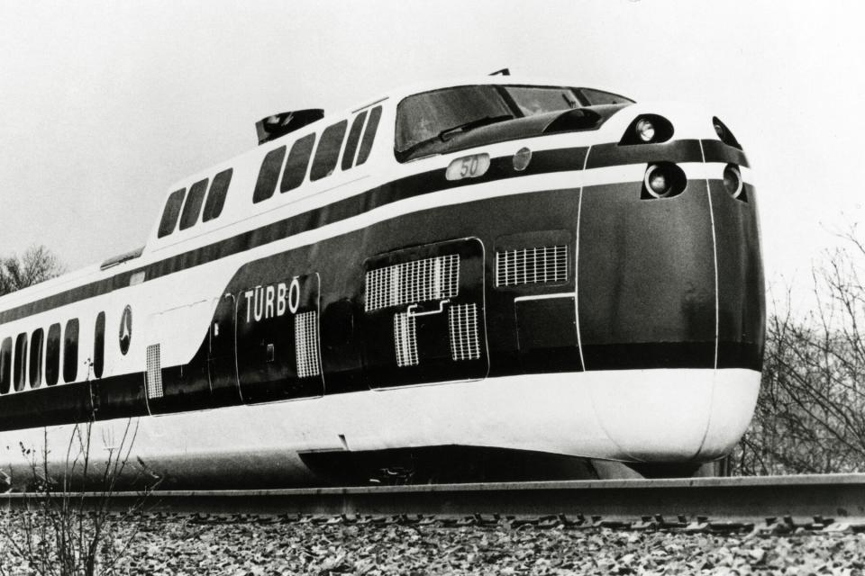 The United Aircraft Corporation TurboTrain during a test run before it was put into service on the Chicago-Milwaukee and Saint-Louis-Chicago lines, operated by the North American company Amtrak. 1975.