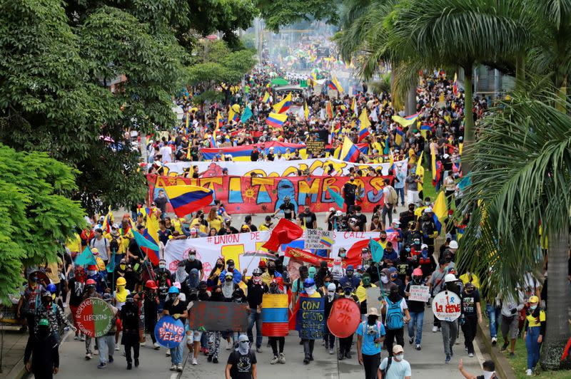 Foto de archivo: Personas participan en una protesta exigiendo acciones del gobierno para abordar la pobreza, la violencia policial y las desigualdades en los sistemas de salud y educación, en Cali, Colombia, el 28 de mayo de 2021.