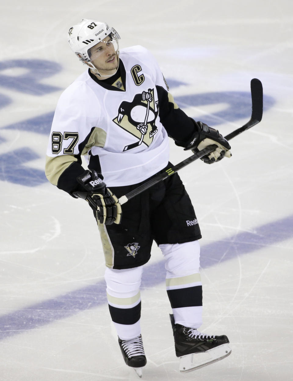 Pittsburgh Penguins center Sidney Crosby (87) reacts after a penalty was called during the third period of Game 6 of a second-round NHL playoff hockey series against the New York Rangers, Sunday, May 11, 2014, in New York. The Rangers defeated the Penguins 3-1 and evened up the series at 3 games each. (AP Photo/Seth Wenig)