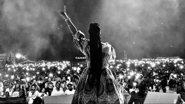 Congolese artiste Dena Mwana in front of a crowd.