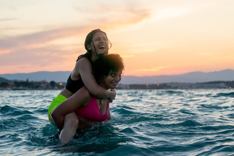 (L to R) Nathalie Issa as Yusra Mardini, Manal Issa as Sara Mardini in The Swimmers. (Laura Radford/Netflix)