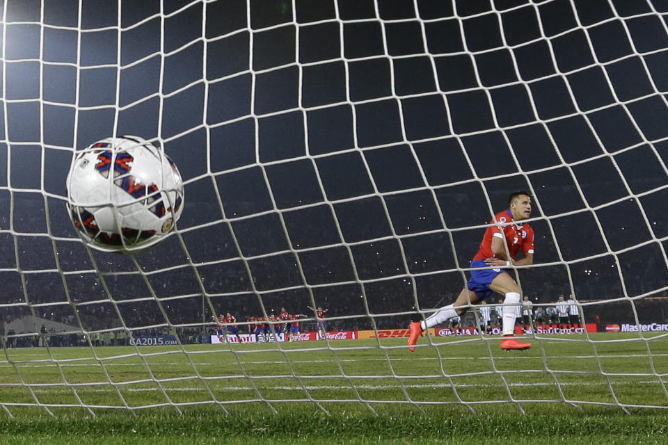 En esta imagen de archivo, tomada el 4 de julio de 2015, el jugador de la selección de Chile Alexis Sánchez celebra tras marcar el penal de la victoria frente a Argentina en la final de la Copa América, en el Estadio Nacional de Santiago, en Chile. Chile ganó su primera Copa América tras derrotar a Argentina en la tanda de penales. (Foto AP/Ricardo Mazalan, archivo)