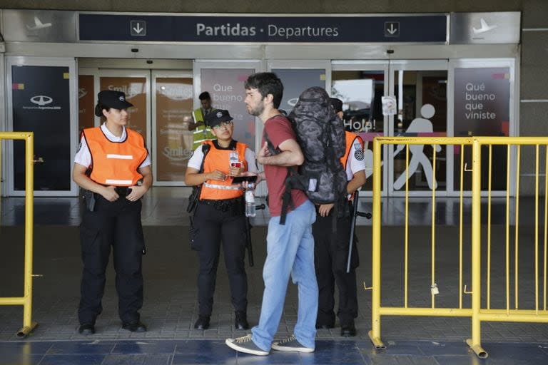 Algunos pasajeros llegaban al aeropuerto porque desconocían que había paro