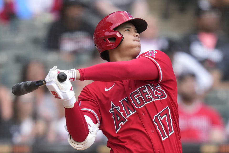 Shohei Ohtani tras conectar su segundo jonrón para los Angelinos de Los Ángeles ante los Medias Blancas de Chicago, el miércoles 31 de mayo de 2023. (AP Foto/Charles Rex Arbogast)