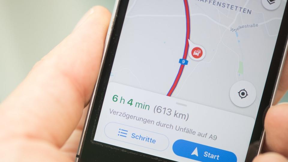 Mit den entsprechenden Apps wird das Smartphone zum Navigationsgerät. Foto: Robert Günther