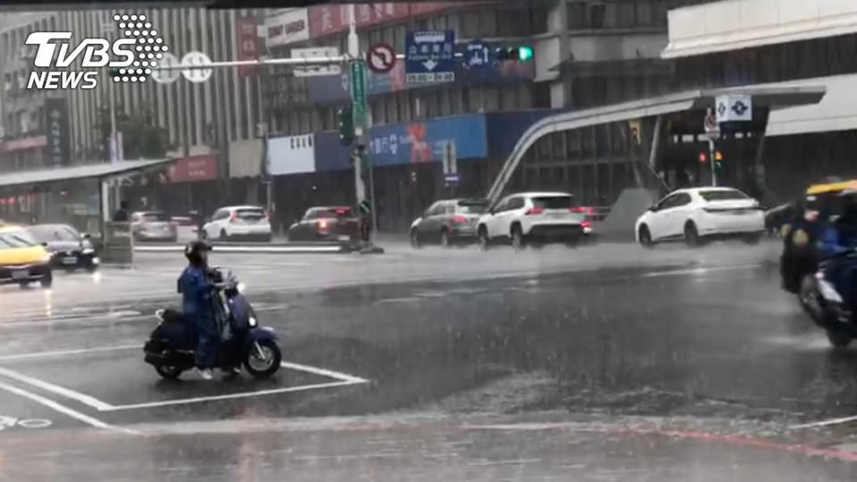 中央氣象局發布大雨特報，午後各地容易出現短石牆陣雨的機率。（圖／TVBS資料畫面）