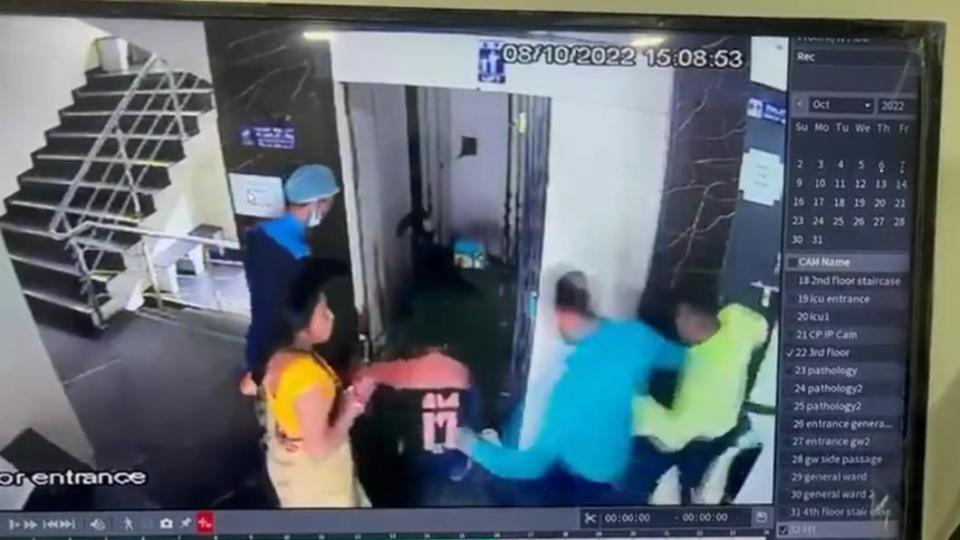 即使醫護人員與一旁路過民眾見狀後，立刻試圖停止電梯、將病患拉出，但仍無法阻止意外發生。（圖／翻攝自X@rupin1992）