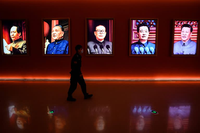 Un hombre pasa frente a los retratos (de izquierda a derecha) de difunto  Mao Tse-tung y los exlíderes chinos Deng Xiaoping, Jiang Zemin, Hu Jintao y el actual presidente, Xi Jinping, en el Salón Conmemorativo en la ciudad de Yan'an, un día antes del 20 Congreso del Partido Comunista. (Jade Gao / AFP)