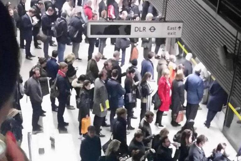 London Tube commuters display amazing queue etiquette without being told at Canary Wharf station