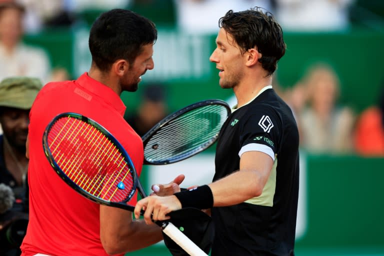 Novak Djokovic et Casper Ruud à Monte Carlo le 13 avril 2024 (Valery HACHE)