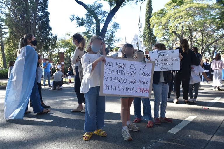 Protesta en la puerta de la QUnta de Olivos