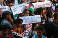 <p>Niños palestinos levantan pancartas agradeciendo las iniciativas de solidaridad estudiantil en Deir el-Balah, en el centro de la Franja de Gaza, el 1 de mayo de 2024, mientras la jefa de programas de emergencia de Médicos Sin Fronteras (MSF) dijo que entregar suministros vitales a Gaza era casi imposible en medio de los bloqueos, retrasos y restricciones de las autoridades israelíes a la ayuda humanitaria y suministros médicos esenciales. (Photo by -/AFP via Getty Images)</p> 