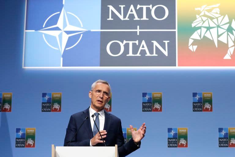 El secretario general de la OTAN, Jens Stoltenberg, habla durante una conferencia de prensa antes de una cumbre de la OTAN en Vilna, Lituania, el lunes 10 de julio de 2023