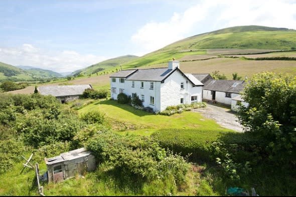 This property has a railway connection that very few people could claim: it has its own private train stop - where you can flag down passing trains.