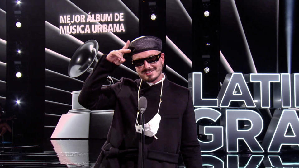 J Balvin aceptando su Grammy en el 2020. (Photo by Mike Coppola/Getty Images for The Latin Recording Academy)