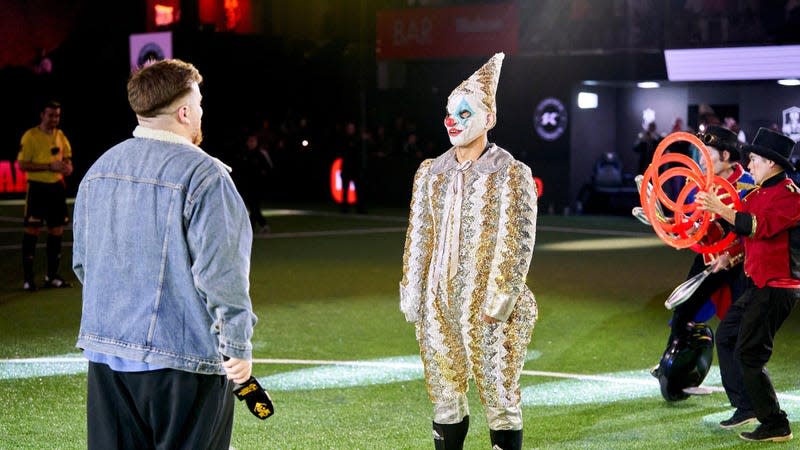 Ibai Llanos looks at Sergio "El Kun" Agüero dressed as a clown in the Kings League.