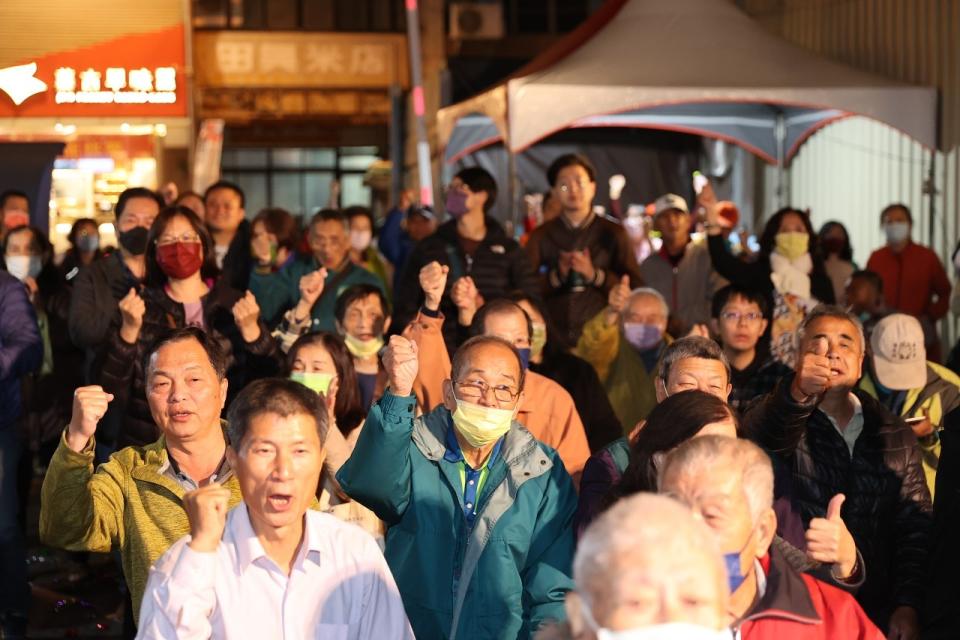 ▲彰化第二選區立委候選人黃秀芳宣布勝選，支持者高呼「黃秀芳凍蒜」，恭喜聲不斷，並以深深一鞠躬感謝鄉親支持。（黃秀芳競總提供）