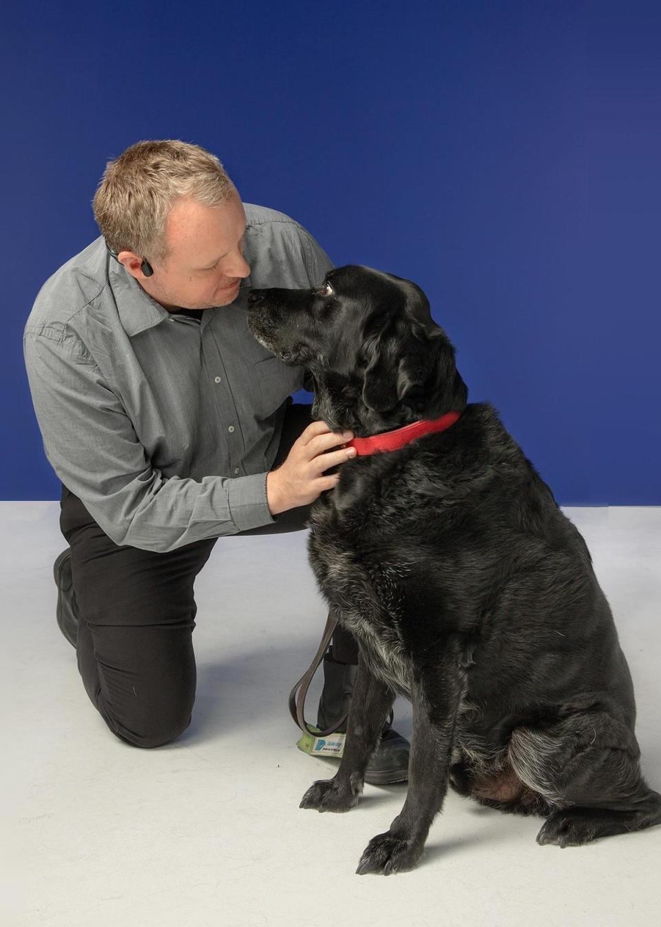 奈森和導盲犬感情深厚，平時幾乎形影不離。（翻攝The Guide Dogs for Blind Association Facebook）