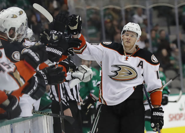 DALLAS, TX – DECEMBER 13: Corey Perry #10 of the Anaheim Ducks celebrates his goal against the Dallas Stars in the third period at American Airlines Center on December 13, 2016 in Dallas, Texas. (Photo by Ronald Martinez/Getty Images)