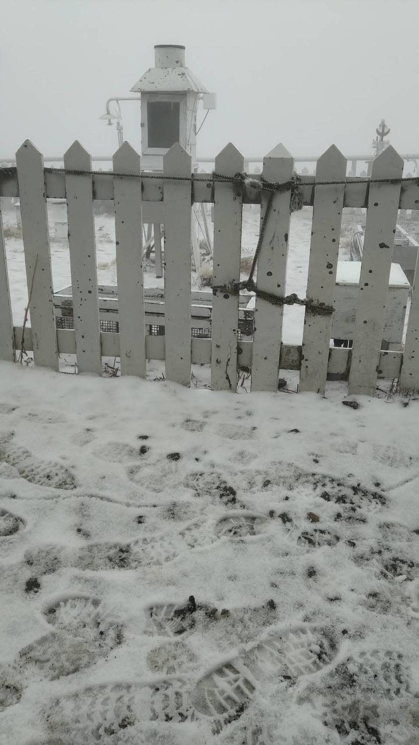 玉山在今日上午7點5分出現降下3月雪。   圖：中央氣象局／提供