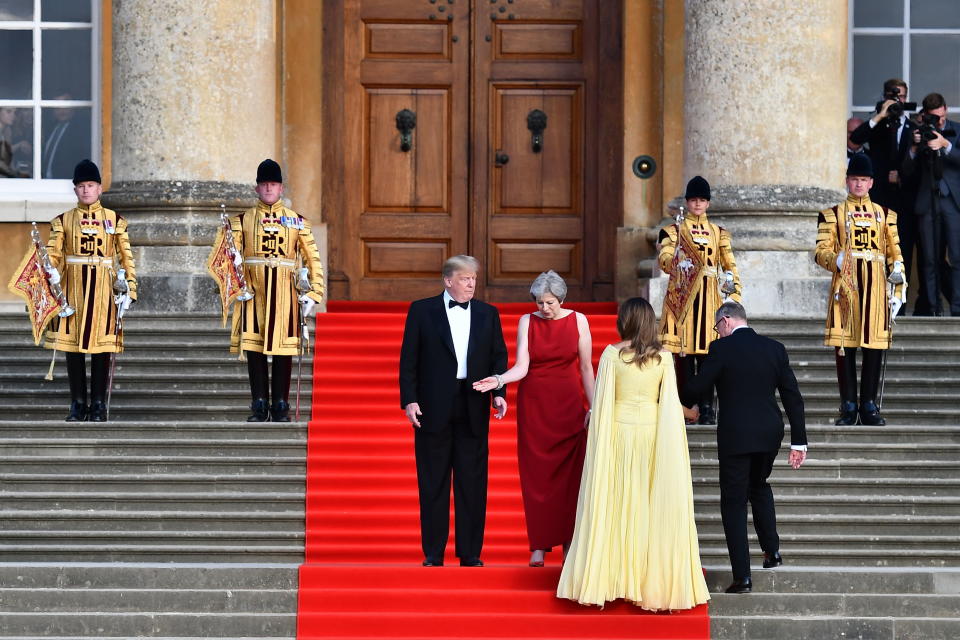 UK04. OXFORDSHIRE (REINO UNIDO), 12/07/2018.- La primera ministra británica, Theresa May (2i), y su esposo Philip May (d), reciben al presidente estadounidense, Donald Trump (i), y a su esposa Melania (2d), luego de su llegada al palacio de Blenheim hoy, jueves 12 de julio de 2018, en Oxfordshire (Reino Unido). Trump y su esposa, Melania, fueron recibidos hoy en el palacio de Blenheim, en el condado de Oxfordshire (Inglaterra), con una solemne ceremonia militar antes de su cena con empresarios británicos. Trump llegó hoy a Londres procedente de Bruselas para iniciar su primera visita oficial al Reino Unido. EFE/Ben Stansall/POOL