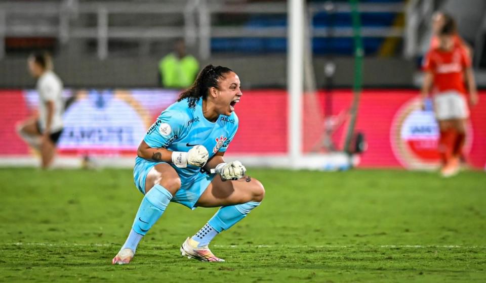 Premios para las campeonas de la Copa Libertadores femenina vs los de la masculina este 2023. Imagen tomada de X @LibertadoresFEM.