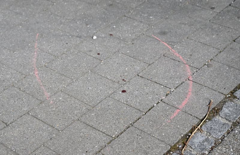 Traces of blood and police markings pictured on the ground on the site of a shopping center where two men from Ukraine were killed on 27 April. Shortly afterwards, the police were able to arrest a man who is considered an urgent suspect. He is a 57-year-old Russian. Angelika Warmuth/dpa