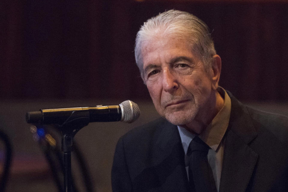 ARCHIVO – En esta fotografía del 18 de septiembre de 2014 Leonard Cohen en una fiesta para escuchar su nuevo álbum "Popular Problems" en Nueva York. Cohen ha tenido múltiples nominaciones póstumas al Grammy desde su muerte ocurrida en 2016 y está nominado en 2020 a mejor álbum folk por "Thanks for the Dance", su 15to y último álbum de estudio. (Foto Charles Sykes/Invision/AP, archivo)