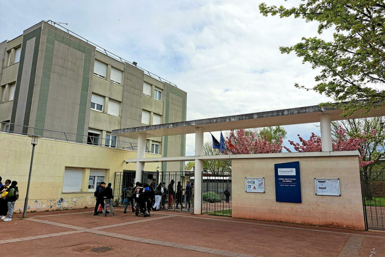  Viry-Châtillon, ce 5 avril 2024. Shemseddine, 15 ans, a été tabassé et laissé pour mort juste après sa sortie du collège, jeudi. Il est décédé.  - Credit:Thomas Diquattro / MAXPPP / PHOTOPQR/LE PARISIEN/MAXPPP