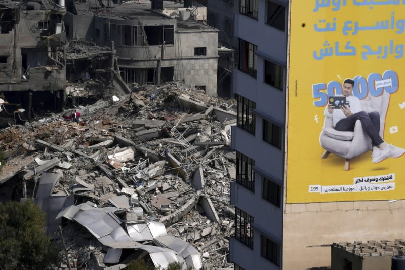 <cite>2023年10月8日，巴勒斯坦人在加薩走廊檢查一棟被以色列空襲摧毀的建築廢墟。（美聯社）</cite>