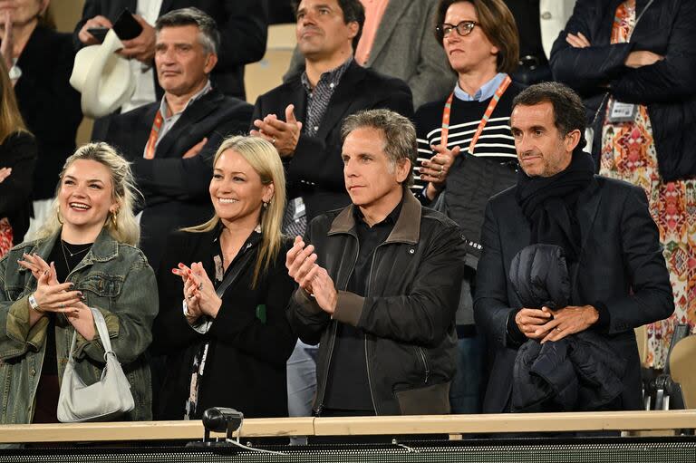 ¡Qué hinchada! En París, Christine Taylor, Ben Stiller y Alexandre Bompard presenciaron el partido de cuartos de final entre Carlos Alcaraz de España y Stefanos Tsitsipas de Grecia en Roland Garros 