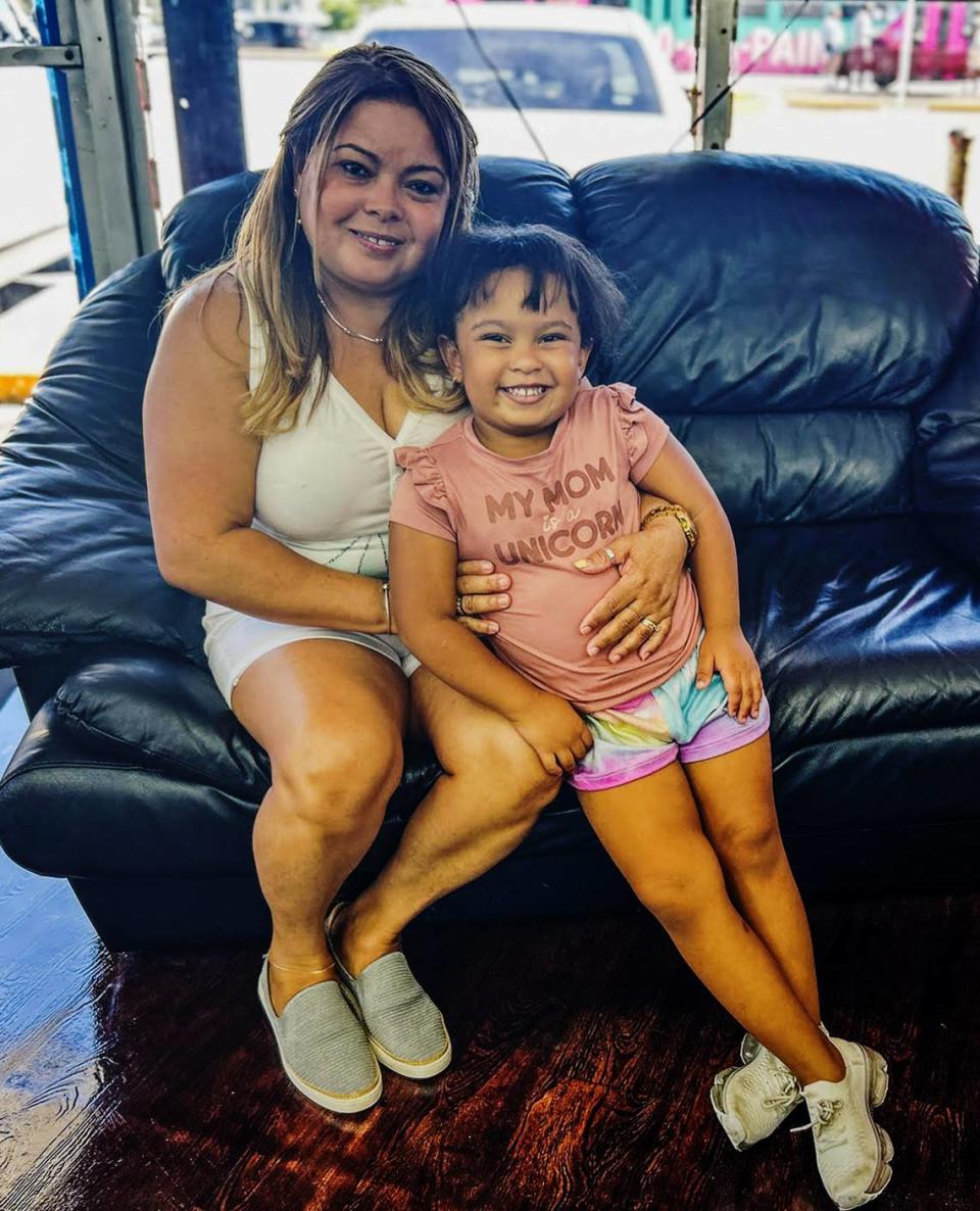 Teolina González y su hija Nashly, de cuatro años, en Caribbean Cutz.