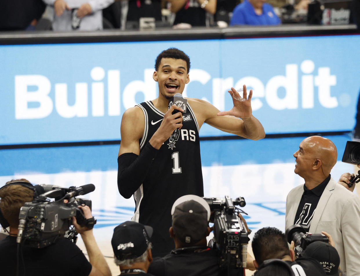 Victor Wembanyama, ici s’adressant au public après la victoire des San Antonio Spurs contre les New York Knicks, en NBA, le 29 mars 2024.