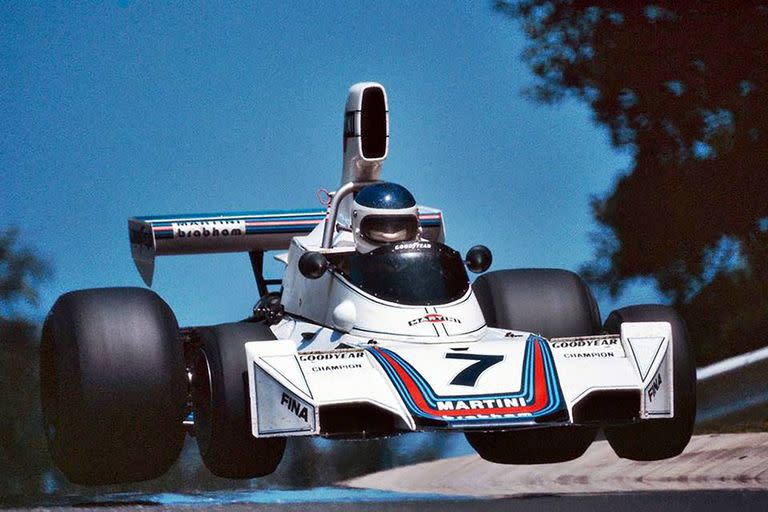 Carlos Reutemann vuela con el Brabham BT44B en Pflanzgarten, en el circuito de Nürburgring; con motores Ford Cosworth, Lole triunfó en el Gran Premio de Alemania 1975